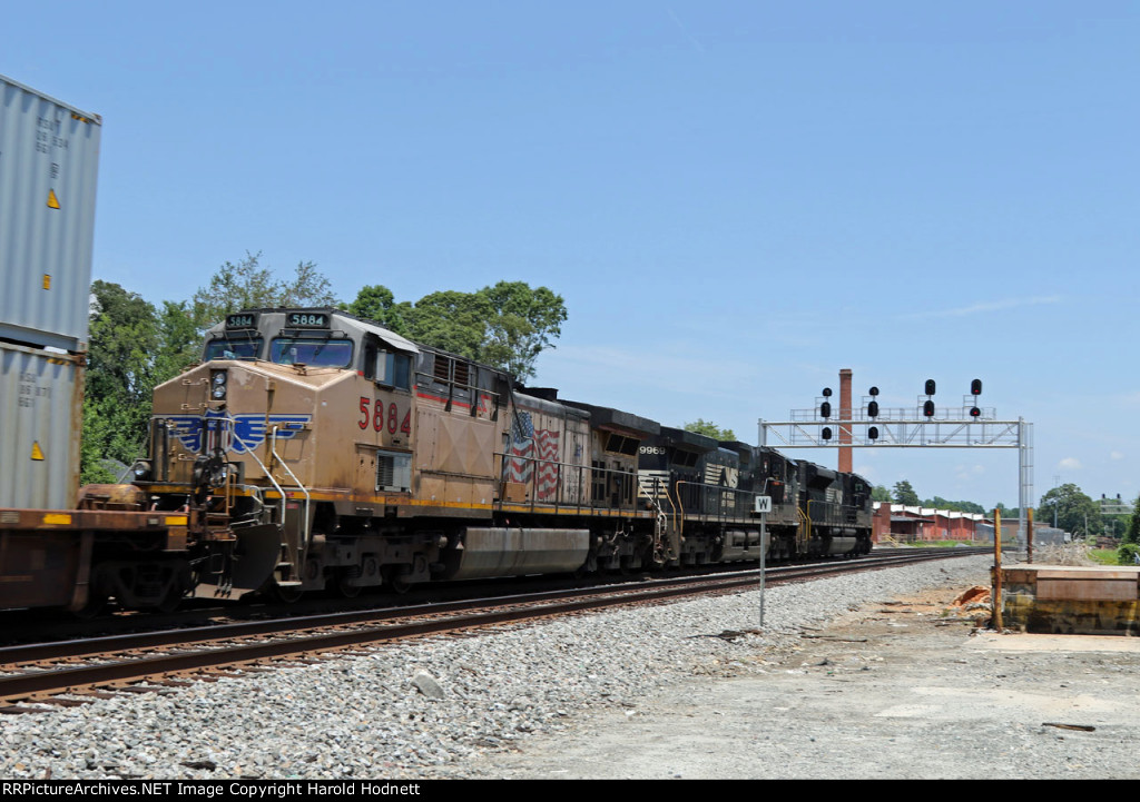 UP 5884 is the last loco on train 212